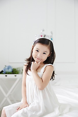 포토 JPG 원피스 여자 왕관 실내 한명 앉기 상반신 옆모습 유치원생 한국인 신비 순수 청순 소녀한명만 국내포토 1 옷 어린이 뷰포인트 컨셉 모션 사람 동양인 내부 여자한명만 소녀만 파일형식