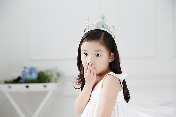 포토 JPG 원피스 여자 왕관 실내 한명 상반신 옆모습 놀람 유치원생 한국인 신비 순수 입가림 청순 소녀한명만 국내포토 1 옷 감정 어린이 뷰포인트 컨셉 표정 사람 동양인 내부 가림 여자한명만 소녀만 파일형식