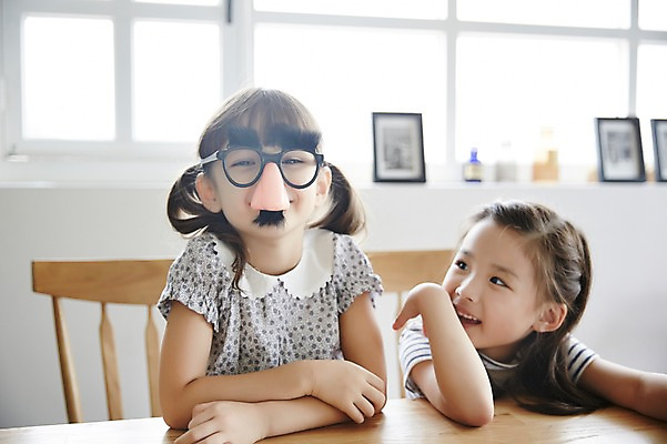 포토 JPG 외국인 여자 실내 앉기 상반신 두명 앞모습 친구 유치원생 한국인 괴짜 즐거움 천진난만 소녀만 국내포토 감정 어린이 뷰포인트 컨셉 관계 모션 사람 동양인 인종 내부 여자만 어린이만 파일형식