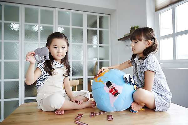 포토 JPG 전신 외국인 여자 놀이 함께함 실내 두명 옆모습 친구 글로벌 지구본 우정 유치원생 한국인 즐거움 마주앉기 소녀만 국내포토 감정 어린이 뷰포인트 컨셉 관계 사람 앉기 동양인 인종 내부 여자만 어린이만 파일형식