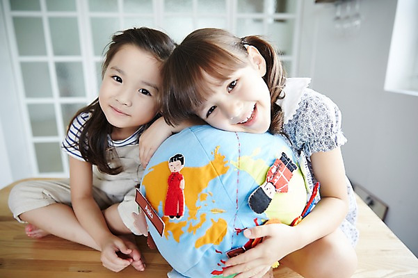 포토 JPG 외국인 여자 안기 함께함 실내 앉기 상반신 두명 앞모습 친구 글로벌 지구본 우정 유치원생 한국인 즐거움 소녀만 국내포토 감정 어린이 뷰포인트 컨셉 관계 모션 사람 동양인 인종 내부 여자만 어린이만 파일형식