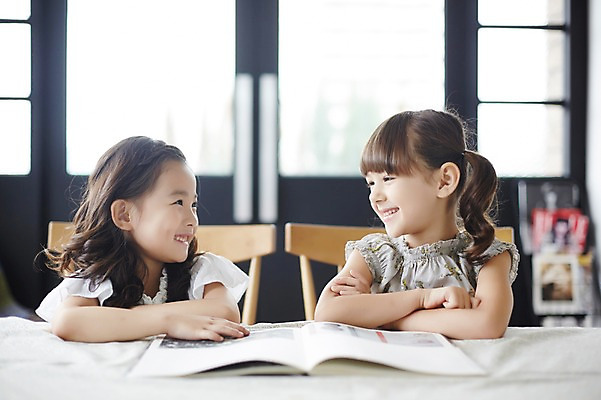 포토 JPG 외국인 여자 실내 미소 앉기 상반신 두명 앞모습 책 친구 마주보기 유치원생 펼침 한국인 집중 호기심 소녀만 국내포토 감정 어린이 뷰포인트 컨셉 관계 모션 표정 사람 동양인 인종 내부 여자만 어린이만 파일형식