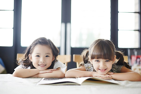 포토 JPG 외국인 여자 엎드리기 실내 미소 앉기 상반신 두명 앞모습 책 친구 유치원생 펼침 한국인 집중 호기심 소녀만 국내포토 감정 어린이 뷰포인트 컨셉 관계 모션 표정 사람 동양인 인종 내부 여자만 어린이만 파일형식