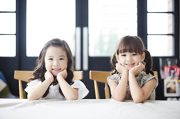 포토 JPG 외국인 여자 실내 미소 앉기 상반신 두명 앞모습 친구 턱괴기 유치원생 한국인 집중 호기심 관심 소녀만 국내포토 감정 어린이 뷰포인트 컨셉 관계 모션 표정 사람 동양인 인종 내부 여자만 어린이만 파일형식