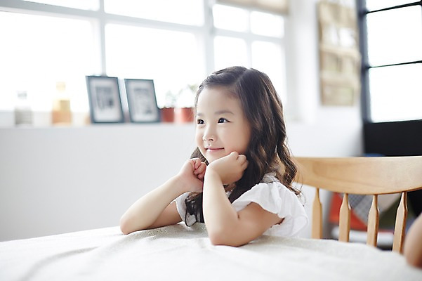 포토 JPG 여자 실내 한명 상반신 턱괴기 유치원생 한국인 집중 호기심 관심 소녀한명만 국내포토 1 감정 어린이 컨셉 모션 사람 동양인 내부 여자한명만 소녀만 파일형식