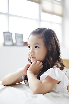 포토 JPG 여자 실내 한명 상반신 턱괴기 유치원생 한국인 집중 호기심 관심 소녀한명만 국내포토 1 감정 어린이 컨셉 모션 사람 동양인 내부 여자한명만 소녀만 파일형식