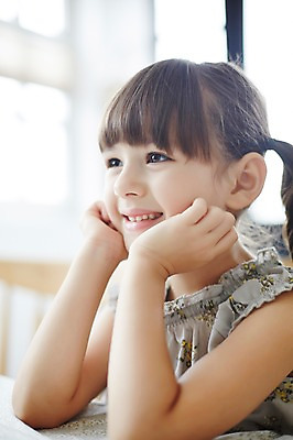 포토 JPG 외국인 여자 실내 한명 상반신 턱괴기 유치원생 집중 호기심 관심 소녀한명만 국내포토 1 감정 어린이 컨셉 모션 사람 인종 내부 여자한명만 소녀만 파일형식