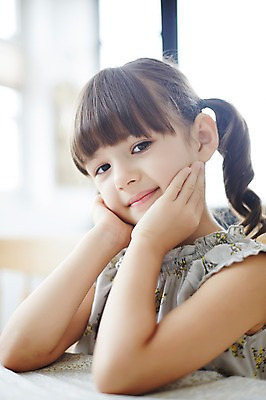 포토 JPG 외국인 여자 실내 한명 상반신 턱괴기 유치원생 집중 호기심 관심 소녀한명만 국내포토 1 감정 어린이 컨셉 모션 사람 인종 내부 여자한명만 소녀만 파일형식