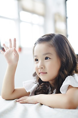 포토 JPG 여자 실내 한명 상반신 손들기 유치원생 한국인 집중 호기심 열정 관심 소녀한명만 국내포토 1 감정 어린이 컨셉 모션 사람 동양인 내부 여자한명만 소녀만 파일형식