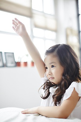 포토 JPG 여자 실내 한명 상반신 손들기 유치원생 한국인 집중 호기심 열정 관심 소녀한명만 국내포토 1 감정 어린이 컨셉 모션 사람 동양인 내부 여자한명만 소녀만 파일형식