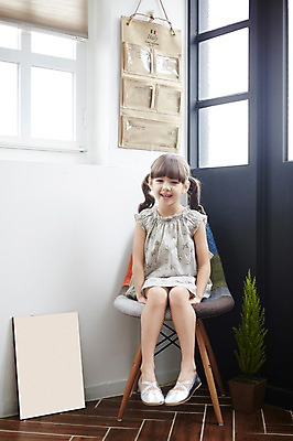 포토 JPG 전신 외국인 원피스 여자 의자 휴식 실내 한명 앉기 앞모습 유치원생 소녀한명만 국내포토 1 옷 어린이 뷰포인트 가구 컨셉 모션 사람 인종 내부 여자한명만 소녀만 파일형식