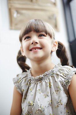 포토 JPG 외국인 원피스 여자 휴식 실내 한명 미소 상반신 앞모습 아웃포커스 유치원생 소녀한명만 국내포토 1 옷 어린이 뷰포인트 컨셉 촬영기법 표정 사람 인종 내부 여자한명만 소녀만 파일형식