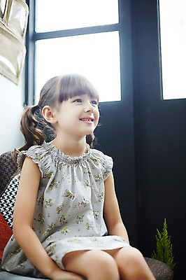 포토 JPG 외국인 원피스 여자 휴식 실내 한명 미소 앉기 상반신 유치원생 소녀한명만 국내포토 1 옷 어린이 컨셉 모션 표정 사람 인종 내부 여자한명만 소녀만 파일형식