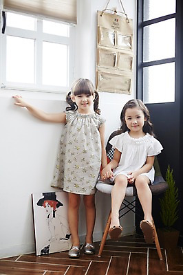 포토 JPG 전신 외국인 원피스 여자 의자 함께함 실내 서기 앉기 두명 앞모습 친구 우정 유치원생 한국인 소녀만 국내포토 옷 어린이 뷰포인트 가구 컨셉 관계 모션 사람 동양인 인종 내부 여자만 어린이만 파일형식