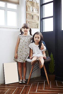 포토 JPG 전신 외국인 원피스 여자 의자 함께함 실내 서기 앉기 두명 앞모습 친구 우정 유치원생 한국인 소녀만 국내포토 옷 어린이 뷰포인트 가구 컨셉 관계 모션 사람 동양인 인종 내부 여자만 어린이만 파일형식