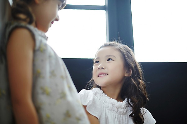 포토 JPG 외국인 여자 함께함 실내 서기 미소 앉기 상반신 두명 친구 마주보기 우정 유치원생 한국인 올려보기 소녀만 국내포토 어린이 컨셉 관계 모션 표정 사람 동양인 인종 내부 여자만 어린이만 파일형식