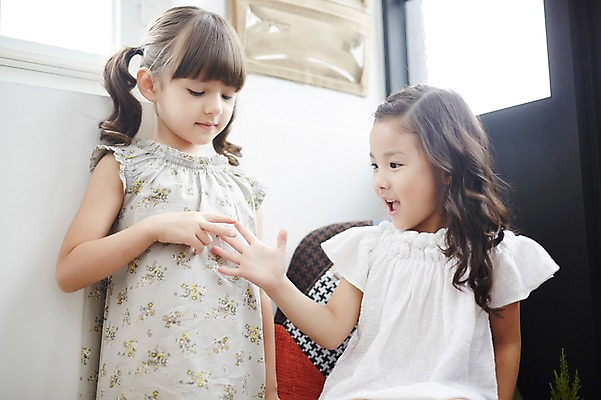 포토 JPG 외국인 원피스 여자 함께함 실내 서기 앉기 상반신 두명 앞모습 친구 다정 유치원생 한국인 가위바위보 즐거움 소녀만 국내포토 옷 감정 어린이 뷰포인트 컨셉 관계 모션 놀이 사람 동양인 인종 내부 여자만 어린이만 파일형식