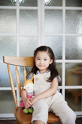 포토 JPG 여자 인형 안기 휴식 실내 한명 앉기 상반신 앞모습 유치원생 한국인 나무의자 소녀한명만 국내포토 1 어린이 뷰포인트 컨셉 의자 모션 사람 동양인 내부 목재 여자한명만 소녀만 파일형식