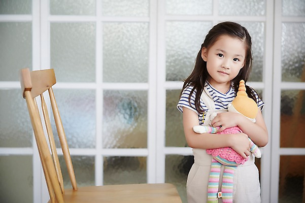 포토 JPG 여자 인형 안기 휴식 실내 한명 서기 상반신 앞모습 유치원생 한국인 나무의자 소녀한명만 국내포토 1 어린이 뷰포인트 컨셉 의자 모션 사람 동양인 내부 목재 여자한명만 소녀만 파일형식