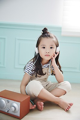 포토 JPG 전신 여자 여유 맨발 휴식 실내 한명 앞모습 헤드폰 턱괴기 유치원생 음악감상 한국인 라디오 가부좌 소녀한명만 국내포토 1 감정 어린이 뷰포인트 음향기기 컨셉 모션 발 사람 앉기 동양인 내부 전자제품 감상 여자한명만 소녀만 파일형식