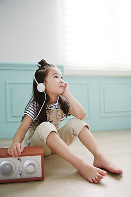 포토 JPG 전신 여자 여유 맨발 휴식 실내 한명 앉기 헤드폰 턱괴기 유치원생 음악감상 한국인 라디오 소녀한명만 국내포토 1 감정 어린이 음향기기 컨셉 모션 발 사람 동양인 내부 전자제품 감상 여자한명만 소녀만 파일형식
