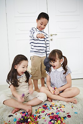 포토 JPG 전신 외국인 여자 남자 흑인 장난 실내 서기 상반신 앞모습 세명 친구 장난감 놀람 유치원생 한국인 쥐 무서움 즐거움 가부좌 긴장 어린이만 국내포토 서양인 감정 어린이 뷰포인트 관계 모션 표정 사람 앉기 동양인 인종 내부 설치류 파일형식