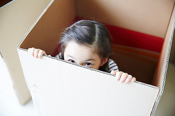 포토 JPG 여자 놀이 실내 한명 상반신 상자 유치원생 한국인 즐거움 숨기 천진난만 소녀한명만 국내포토 1 감정 어린이 컨셉 모션 사람 동양인 내부 여자한명만 소녀만 파일형식