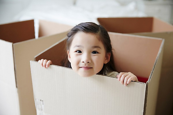 포토 JPG 여자 놀이 실내 한명 상반신 상자 유치원생 한국인 즐거움 숨기 천진난만 소녀한명만 국내포토 1 감정 어린이 컨셉 모션 사람 동양인 내부 여자한명만 소녀만 파일형식 인종 여자만 어린이만