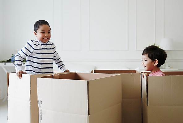 포토 JPG 외국인 남자 흑인 놀이 함께함 실내 상반신 두명 친구 상자 유치원생 즐거움 천진난만 소년만 국내포토 서양인 감정 어린이 컨셉 관계 사람 인종 내부 남자만 어린이만 파일형식