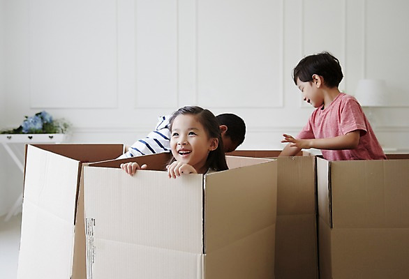 포토 JPG 외국인 여자 남자 흑인 놀이 함께함 실내 상반신 세명 친구 상자 유치원생 한국인 즐거움 천진난만 어린이만 국내포토 서양인 감정 어린이 컨셉 관계 사람 동양인 인종 내부 파일형식