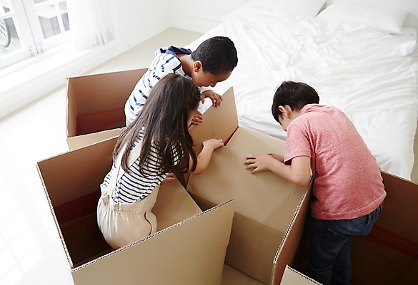 포토 JPG 외국인 여자 남자 흑인 놀이 실내 상반신 세명 친구 상자 유치원생 한국인 오픈 호기심 설레임 어린이만 국내포토 서양인 감정 어린이 컨셉 관계 사람 동양인 인종 내부 파일형식