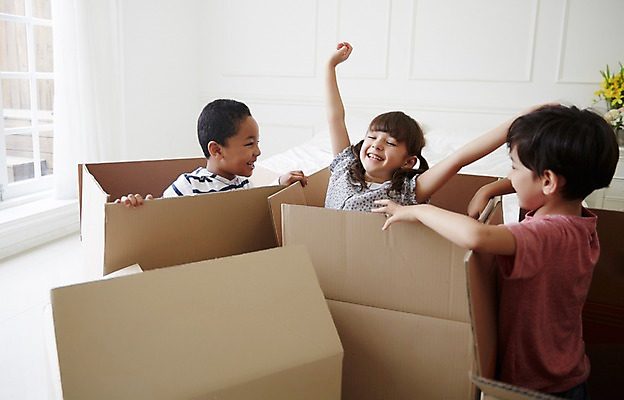 포토 JPG 외국인 여자 남자 흑인 놀이 실내 상반신 세명 친구 상자 손들기 유치원생 오픈 즐거움 서프라이즈 어린이만 국내포토 서양인 감정 어린이 컨셉 관계 모션 사람 인종 내부 파일형식