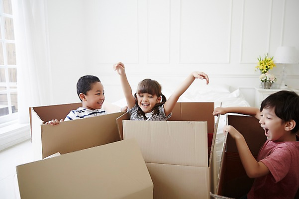 포토 JPG 외국인 여자 남자 흑인 놀이 실내 상반신 세명 친구 상자 손들기 유치원생 오픈 즐거움 서프라이즈 어린이만 국내포토 서양인 감정 어린이 컨셉 관계 모션 사람 인종 내부 파일형식
