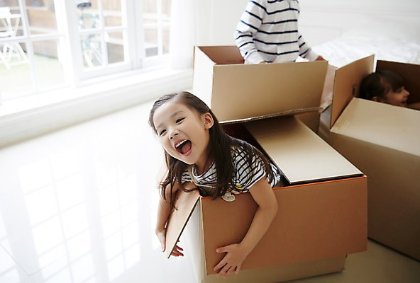 포토 JPG 여자 놀이 실내 상반신 세명 친구 상자 유치원생 한국인 즐거움 천진난만 어린이만 국내포토 감정 어린이 컨셉 관계 사람 동양인 내부 파일형식