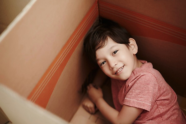 포토 JPG 스튜디오촬영 외국인 남자 놀이 실내 한명 상반신 상자 유치원생 순수 즐거움 숨김 숨기 소년한명만 국내포토 1 감정 어린이 컨셉 모션 사람 인종 내부 남자한명만 소년만 파일형식