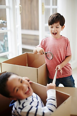 포토 JPG 외국인 남자 흑인 놀이 돋보기 실내 상반신 두명 아웃포커스 친구 상자 유치원생 즐거움 천진난만 소년만 국내포토 서양인 감정 어린이 컨셉 관계 촬영기법 사람 인종 내부 남자만 어린이만 파일형식