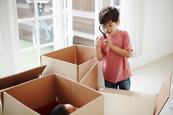 포토 JPG 외국인 남자 놀이 돋보기 실내 상반신 두명 친구 상자 유치원생 관찰 즐거움 탐정 숨기 찾기 천진난만 소년만 국내포토 감정 어린이 컨셉 관계 모션 사람 인종 내부 남자만 어린이만 파일형식