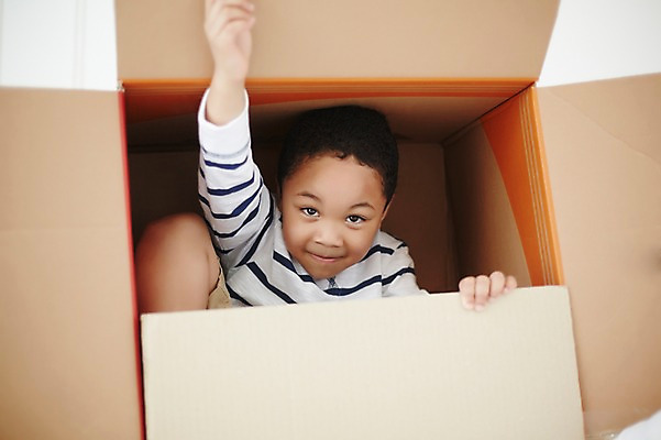 포토 JPG 스튜디오촬영 외국인 남자 흑인 놀이 실내 한명 상반신 앞모습 상자 유치원생 즐거움 설레임 숨기 천진난만 소년한명만 국내포토 서양인 1 감정 어린이 뷰포인트 컨셉 모션 사람 인종 내부 남자한명만 소년만 파일형식