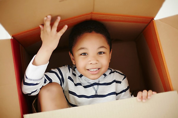 포토 JPG 스튜디오촬영 외국인 남자 흑인 놀이 실내 한명 상반신 앞모습 상자 유치원생 즐거움 설레임 숨기 천진난만 소년한명만 국내포토 서양인 1 감정 어린이 뷰포인트 컨셉 모션 사람 인종 내부 남자한명만 소년만 파일형식