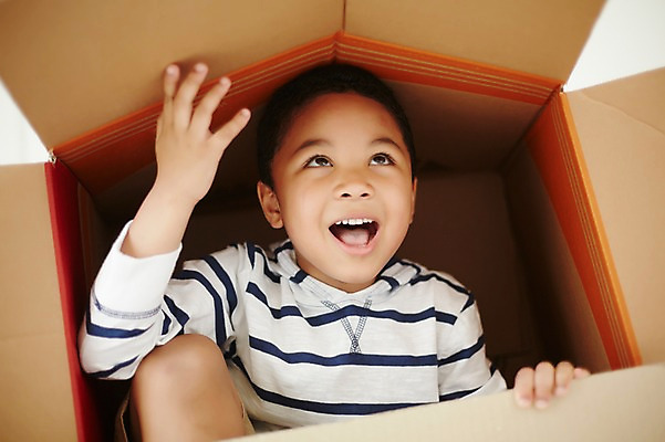 포토 JPG 스튜디오촬영 외국인 남자 흑인 놀이 실내 한명 상반신 앞모습 상자 유치원생 즐거움 설레임 숨기 천진난만 소년한명만 국내포토 서양인 1 감정 어린이 뷰포인트 컨셉 모션 사람 인종 내부 남자한명만 소년만 파일형식