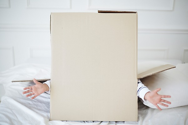 포토 JPG 손 남자 실내 한명 신체부위 상자 유치원생 숨기 국내포토 1 어린이 모션 사람 내부 파일형식