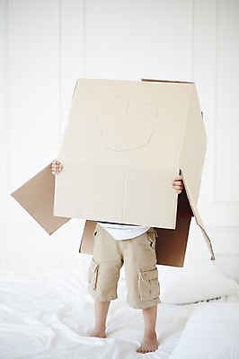 포토 JPG 남자 실내 한명 미소 신체부위 상자 유치원생 하반신 다리 숨기 국내포토 1 어린이 모션 표정 사람 내부 파일형식