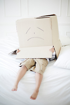 포토 JPG 남자 실내 한명 앉기 신체부위 상자 유치원생 하반신 슬픔 다리 숨기 시무룩 국내포토 1 감정 어린이 모션 표정 사람 내부 파일형식