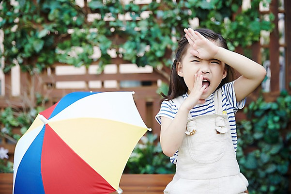 포토 JPG 주간 여자 우산 한명 손짓 상반신 야외 앞모습 활발 유치원생 펼침 한국인 수비 즐거움 활기 소녀한명만 국내포토 자연요소 1 감정 어린이 뷰포인트 컨셉 모션 사람 동양인 여자한명만 소녀만 파일형식