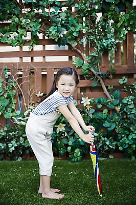 포토 JPG 주간 전신 여자 우산 맨발 허리숙이기 한명 서기 잔디 야외 옆모습 유치원생 한국인 소녀한명만 국내포토 자연요소 식물 1 어린이 뷰포인트 모션 발 숙이기 사람 동양인 여자한명만 소녀만 파일형식