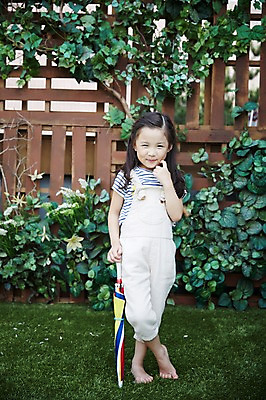 포토 JPG 주간 전신 여자 우산 맨발 한명 서기 잔디 야외 앞모습 유치원생 한국인 소녀한명만 국내포토 자연요소 식물 1 어린이 뷰포인트 모션 발 사람 동양인 여자한명만 소녀만 파일형식