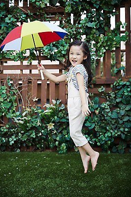 포토 JPG 주간 전신 여자 우산 맨발 한명 잔디 야외 옆모습 점프 활발 유치원생 펼침 한국인 즐거움 활기 소녀한명만 국내포토 자연요소 식물 1 감정 어린이 뷰포인트 컨셉 모션 발 사람 동양인 여자한명만 소녀만 파일형식