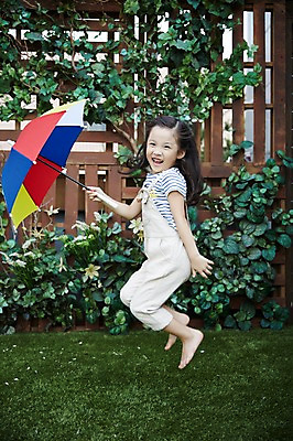포토 JPG 주간 전신 여자 우산 맨발 한명 잔디 야외 옆모습 점프 활발 유치원생 펼침 한국인 즐거움 활기 소녀한명만 국내포토 자연요소 식물 1 감정 어린이 뷰포인트 컨셉 모션 발 사람 동양인 여자한명만 소녀만 파일형식