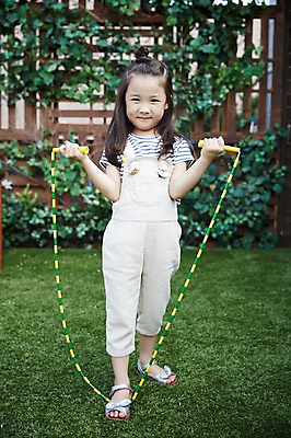 포토 JPG 주간 전신 여자 한명 서기 잔디 야외 앞모습 운동 유치원생 한국인 목표 줄넘기 열정 소녀한명만 국내포토 자연요소 식물 1 감정 어린이 뷰포인트 컨셉 모션 건강 사람 동양인 여자한명만 소녀만 파일형식