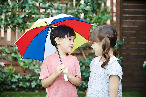 포토 JPG 주간 외국인 커플 여자 남자 우산 상반신 야외 두명 옆모습 마주보기 다정 유치원생 펼침 설레임 어린이만 국내포토 자연요소 감정 어린이 뷰포인트 컨셉 관계 모션 사람 인종 파일형식